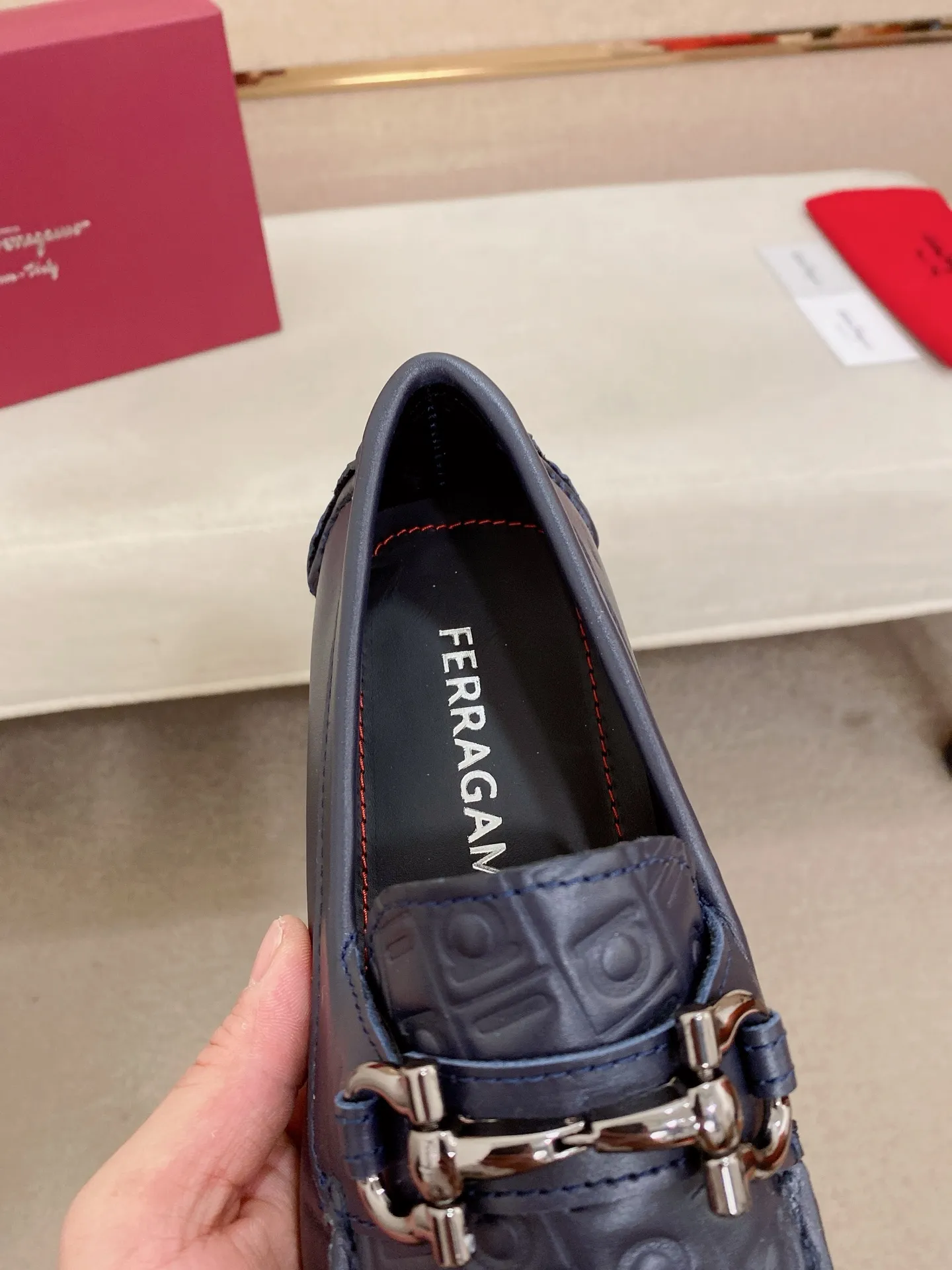 Men's shoes💰: 560💰High-end quality! Ferragamo🆕🆕Exclusive hot-selling products in stock🔥🔥New products on the shelves, high-quality Ferragamo men's pea shoes, high-end casual driving shoes, with complete packaging! 💪 💪 Material: imported cowhide 🐂 + imported high-quality water-dyed cowhide lining + wear-resistant outsole 👍🏻👍🏻 Features: high-end and comfortable, purely handmade 🚀 🚀 Create the perfect shoes that suit you best 🔥 🔥 Size: (38-44) 45 standard size can be customized!